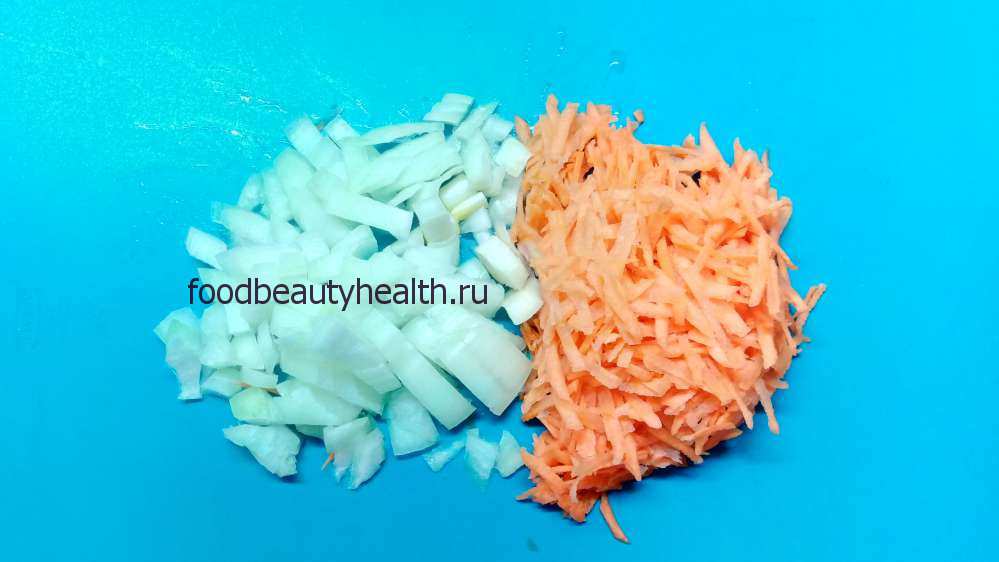 Шинкуем лук и трем морковь