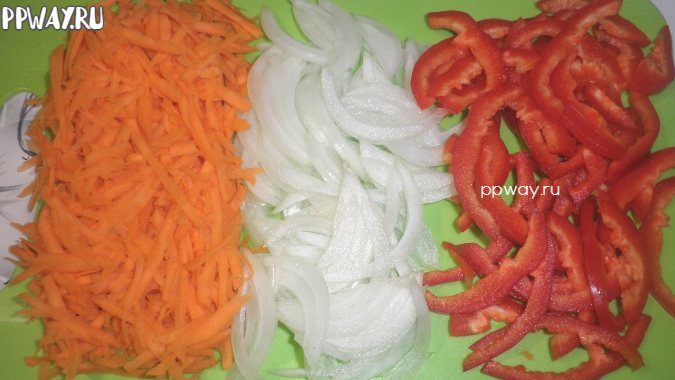 Подготавливаем овощи для соуса