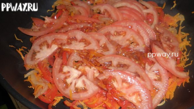Добавляем томатную пасту с помидорами