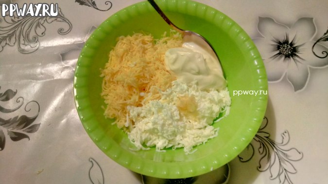 Перемешиваем сыр, чеснок, белки и майонез