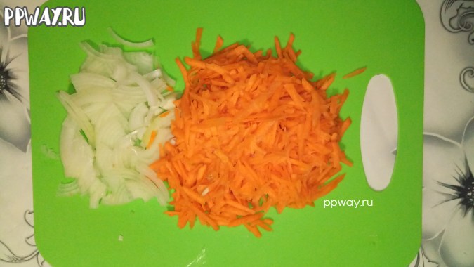 Шинкуем морковь и лук